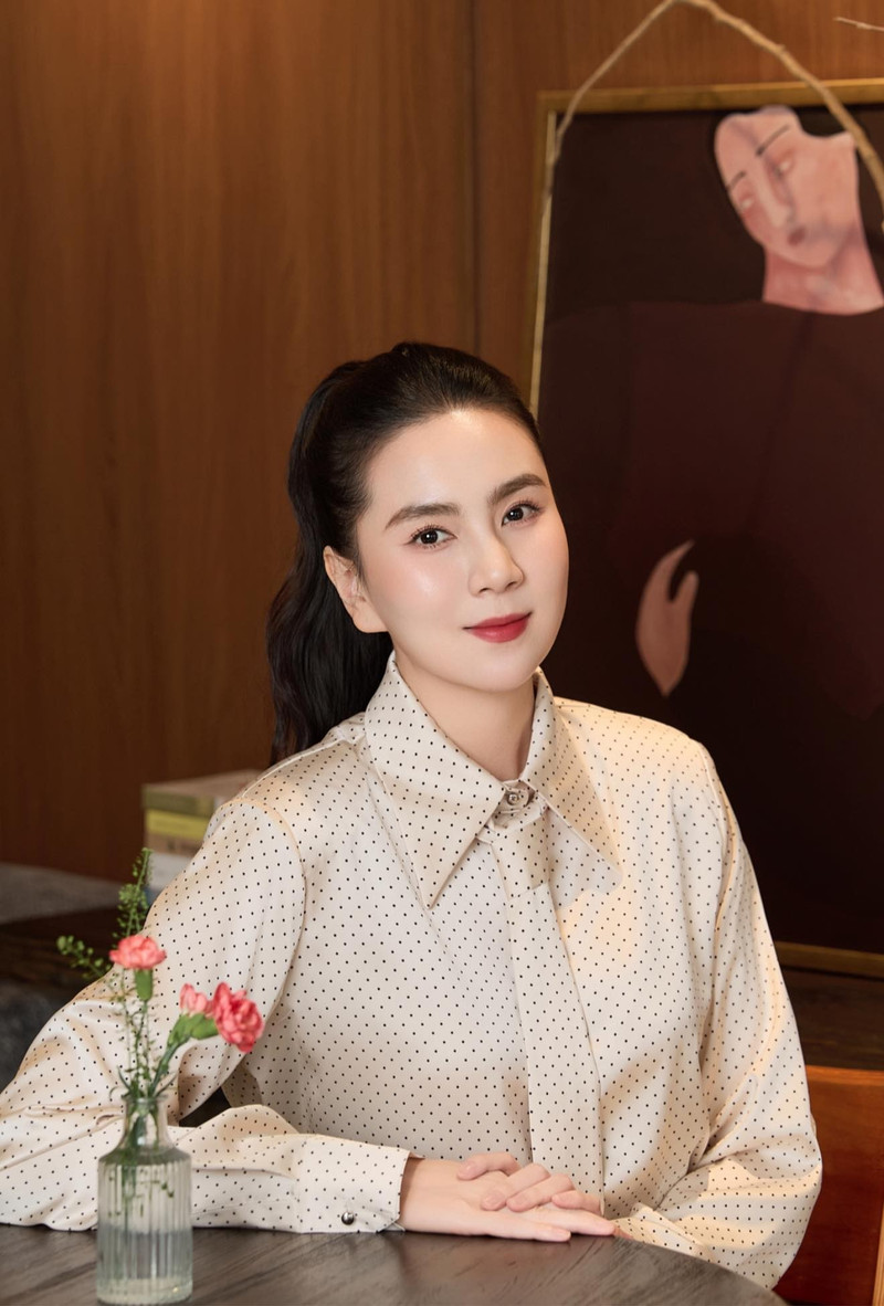 Khoảng 1 tháng trước, MC Mai Ngọc tiết lộ tình trạng sức khỏe yếu đi rõ rệt. Thậm chí, nữ MC còn gặp khó khăn trong việc đi lại vì bị tụt canxi, tràn dịch khớp gối dẫn đến những cơn đau kéo dài khi đứng lên, ngồi xuống. p3.jpg