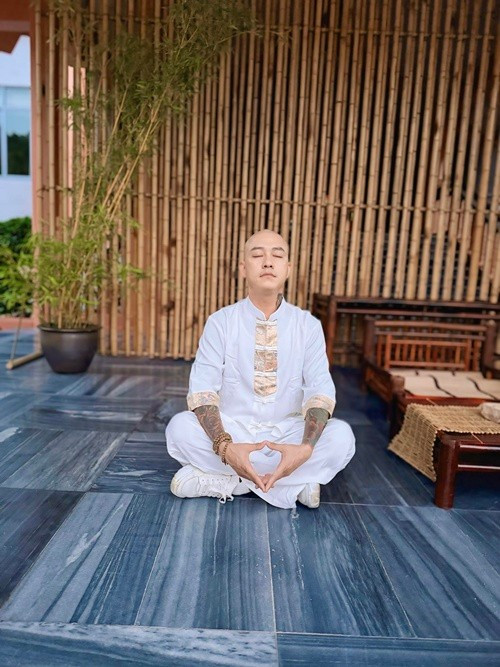 Tuấn Hưng không bận tâm đến những lời bình luận về việc anh xuống tóc. "Ai hiểu thì thương. Ai chưa hiểu tôi cũng thương. Vì họ khác mình nên không có những suy nghĩ giống mình hiện tại. Nên tôi không cần phản bác. Chỉ cần tiếp tục tĩnh, tiếp tục buông những điều… không đáng giữ. Thong dong, tự tại đến từ bên trong", anh viết. Ảnh: FB Tuấn Hưng. hung5.jpg