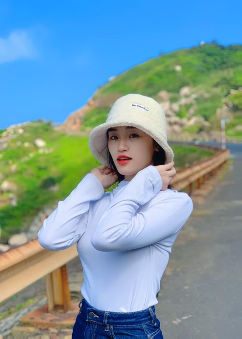 "Tôi không chỉ tự lo cho mình mà còn phụ giúp ba mẹ được khi gia đình cần", Yến Nhi cho hay. Ảnh: FB Yến Nhi. nhi10.jpg