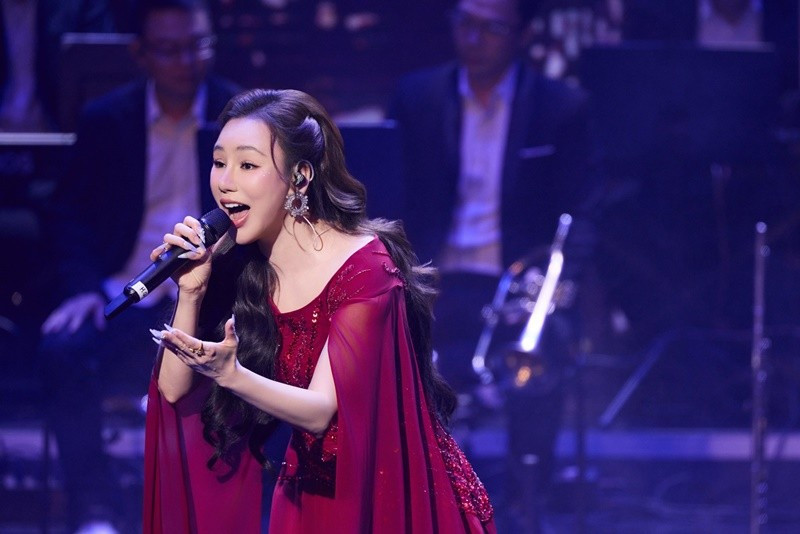 Hồ Quỳnh Hương có nhiều bản hit như: Anh, Hoang mang, Vũ điệu hoang dã, Với anh em vẫn là cô bé, Em nhớ anh vô cùng, Bức thư tình thứ hai, Honey, Ước mơ trong đời, Có nhau trọn đời... huong11.jpg