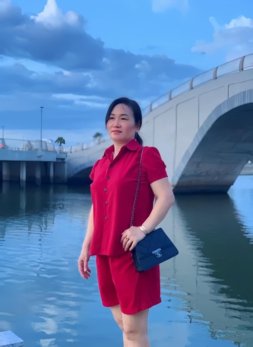 "Lại thêm một mùa 20/10 nữa rồi, năm nay mẹ ở xa, không có nhận hoa được. Đến Tết về con tặng luôn một thể ạ", Yến Nhi nhắn nhủ mẹ dịp 20/10 năm 2024. Ảnh: FB Yến Nhi. nhi7.jpg