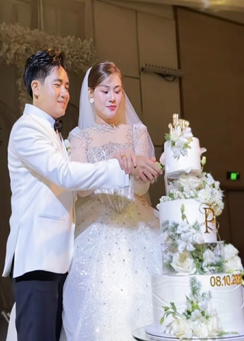 Theo Znews, trong lễ cưới, Đinh Kiến Phong bày tỏ: “Để có được buổi tối hôm nay, tôi đã trải qua nhiều đêm mất ngủ để chuẩn bị". Ảnh: Người Đưa Tin. phong2.jpg