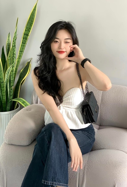 Nàng hậu chia sẻ trên Znews, sau khi tham gia Miss Grand Vietnam 2024, cô tiếp xúc nhiều hơn với sàn runway, có nhiều mối quan hệ hơn. Nhờ vậy, công việc người mẫu của ổn định. Ảnh: FB Yến Nhi. nhi9.jpg