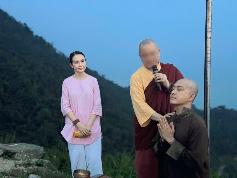 Tuấn Hưng còn chia sẻ, anh cạo đầu không phải để thay đổi hình ảnh mà để buông bớt cái tôi, giữ lại phần người con. Ảnh: FB Tuấn Hưng. hung3.jpg