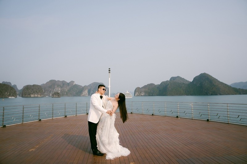 Nữ ca sĩ và doanh nhân Công Thành có 9 năm bên nhau, từ bạn thành người yêu rồi vợ chồng. huong5.jpg