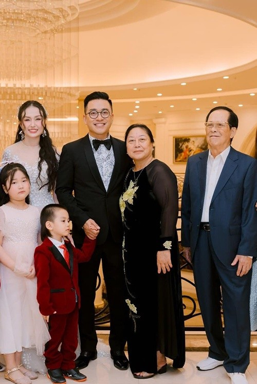 Vợ Tuấn Hưng và bố mẹ của nam ca sĩ có mối quan hệ rất tốt đẹp. Ảnh: FB Tuấn Hưng. hung9.jpg