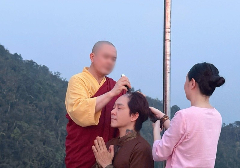 Trên đỉnh Yên Tử sáng ngày 18/7, ca sĩ Tuấn Hưng xuống tóc để cầu sức khỏe cho mẹ. Ảnh: FB Tuấn Hưng. hung1.jpg