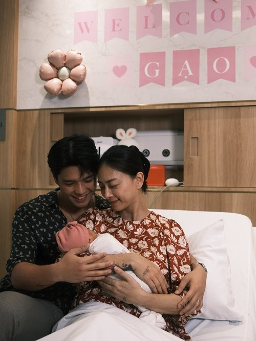 Đến nay, ái nữ nhà Ngô Thanh Vân được hơn một tuần tuổi. "Ba mẹ cũng lên bờ xuống ruộng với em", Ngô Thanh Vân hài hước cho biết. Ảnh: FB Huy Trần. van7.jpg