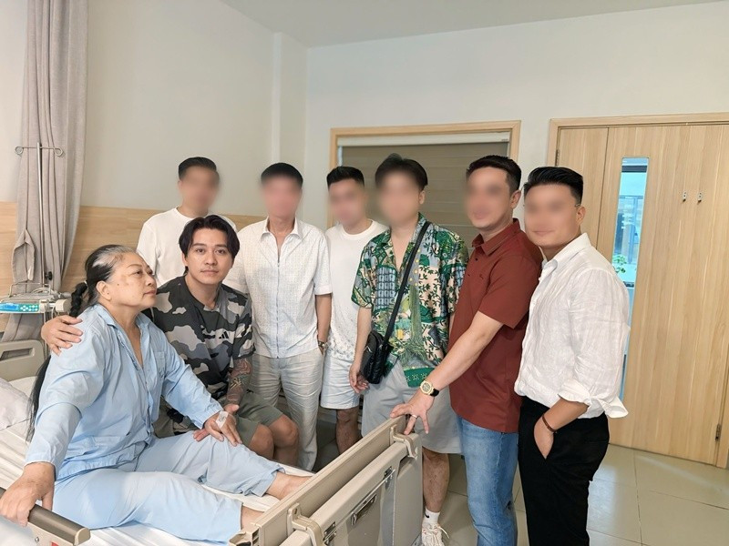 Trước đó, khi mẹ nằm viện, Tuấn Hưng nhắn nhủ đến đấng sinh thành: "Mẹ chỉ sinh nặng đẻ đau mình con nhưng mẹ lại có rất nhiều những người bạn của con yêu mẹ. Mẹ đau 1 con đau xót nghìn lần nên mẹ phải vững tâm vượt qua bạo bệnh nhé. Con yêu mẹ". Ảnh: FB Tuấn Hưng. hung6.jpg