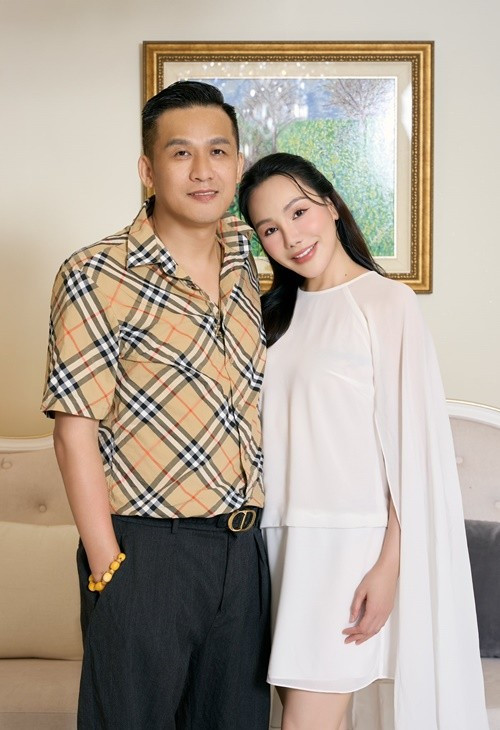 Doanh nhân Công Thành thi thoảng xuất hiện bên Hồ Quỳnh Hương sau đám cưới. huong6.jpg