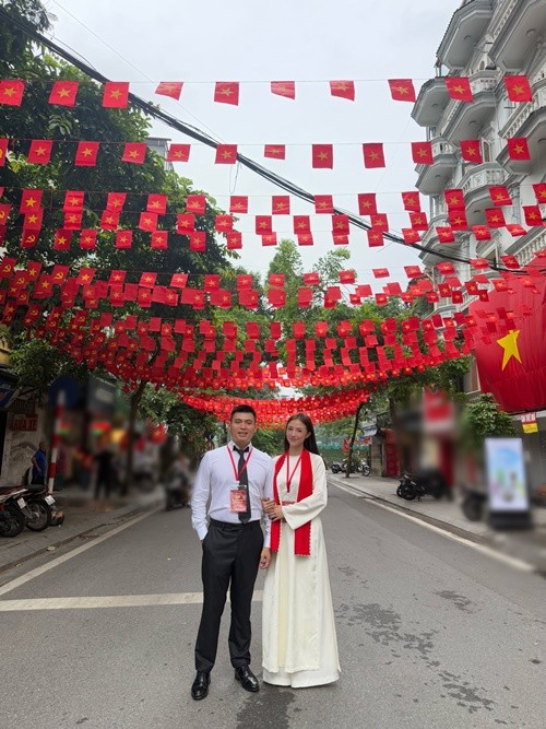 Salim tiết lộ, con gái Pam đã chuẩn bị trang phục kỹ càng nhưng phải ở nhà. Ảnh: FB Salim. maithuhuyen6.jpg