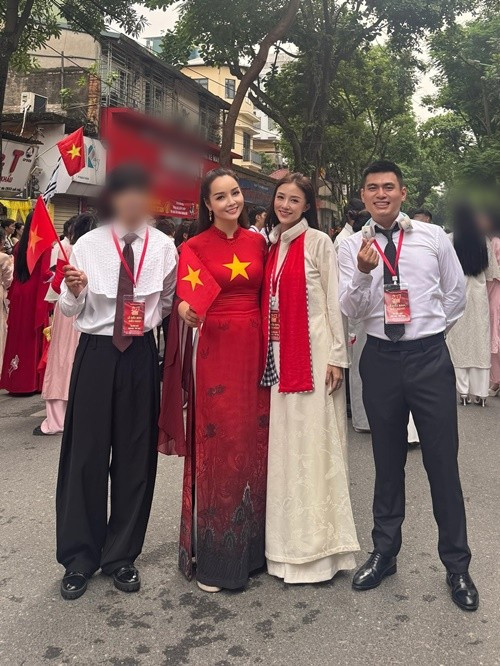 Vợ chồng Salim cũng tham gia buổi tổng hợp luyện lần 1 cho đại lễ 2/9. Ảnh: FB Mai Thu Huyền. maithuhuyen5.jpg