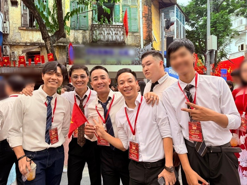 "Nơi tôi sinh ra tự hào biết bao. Hàng triệu trái tim đang hướng về quảng trường Ba Đình thân yêu", diễn viên Đỗ Duy Nam (thứ ba bên trái) viết trên trang cá nhân khi tham gia buổi tổng hợp luyện lần 1. Ảnh: FB Đỗ Duy Nam. maithuhuyen10.jpg