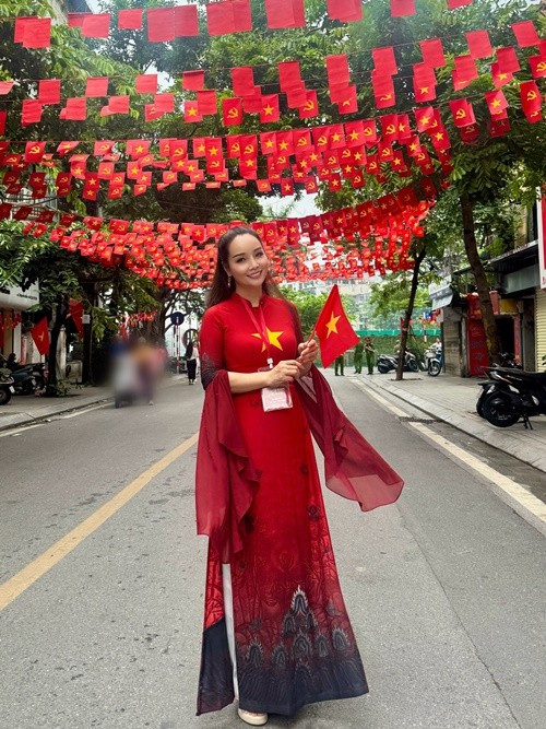 Trên trang cá nhân, diễn viên Mai Thu Huyền bày tỏ rằng cô bồi hồi và trào dâng niềm tự hào khôn tả trong buổi tổng hợp luyện lần 1 cho đại lễ 2/9. Ảnh: FB Mai Thu Huyền. maithuhuyen1.jpg