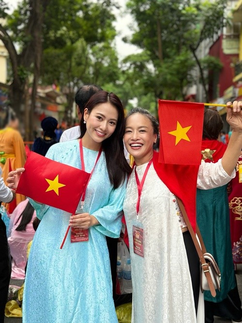 Vũ Việt Hoa diện áo dài xanh trong buổi tổng hợp luyện lần 1. Ảnh: FB Vũ Việt Hoa. maithuhuyen7.jpg