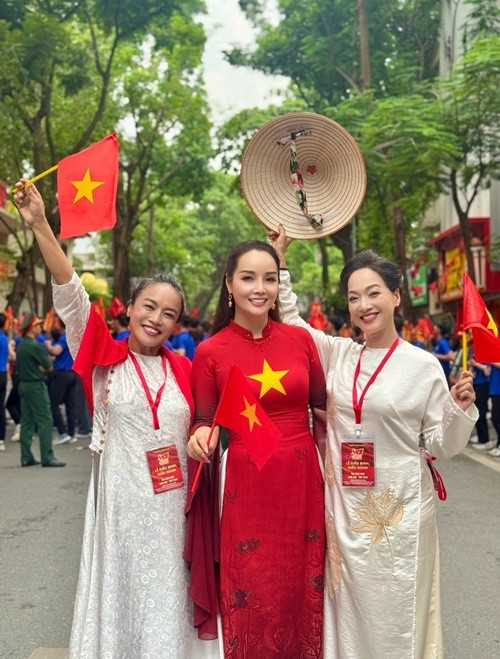 Tham gia buổi tổng hợp luyện lần 1, hai nghệ sĩ Tú Oanh (ngoài cùng bên trái) và Lê Khanh cũng diện áo dài. Ảnh: FB Mai Thu Huyền. maithuhuyen4.jpg