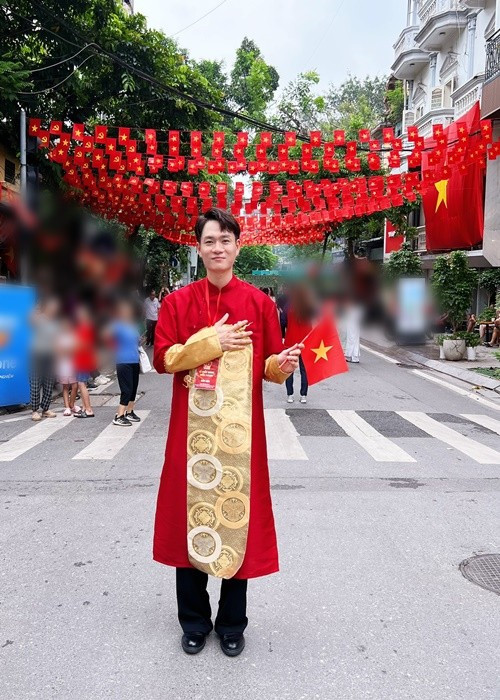 Tham gia buổi tổng hợp luyện, nhạc sĩ Tuấn Cry viết trên trang cá nhân: "Hàng triệu trái tim đang hướng về quảng trường Ba Đình thân yêu. Tự hào lắm Việt Nam ơi". Ảnh: FB Tuấn Cry. maithuhuyen8.jpg