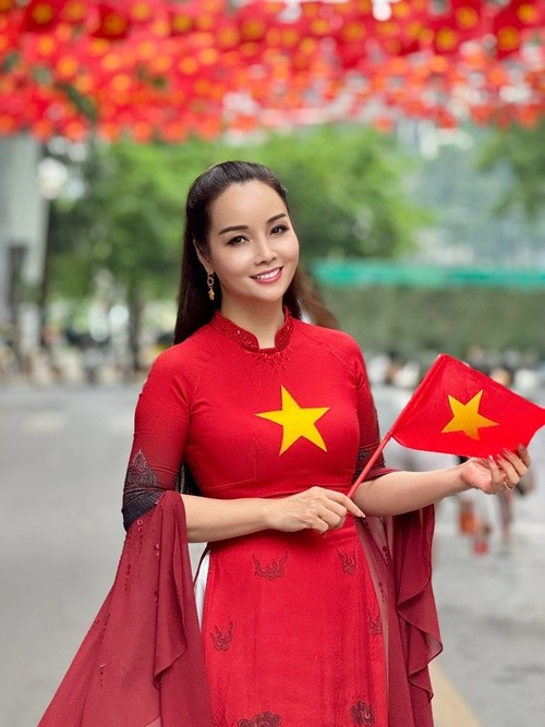 Trong buổi tổng hợp luyện lần 1, Mai Thu Huyền diện áo dài đỏ. Ảnh: FB Mai Thu Huyền. maithuhuyen2.jpg
