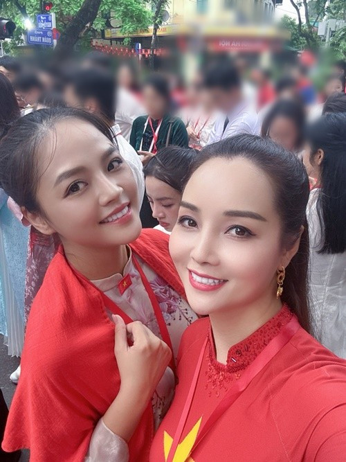 Mai Thu Huyền chụp ảnh kỷ niệm cùng nhiều nghệ sĩ cũng tham gia buổi tổng hợp luyện lần 1. Ảnh: FB Mai Thu Huyền. maithuhuyen3.jpg