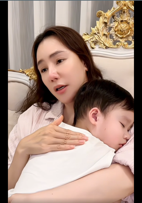 Trên trang cá nhân, Hồ Quỳnh Hương đăng tải clip ru bé Táo. Cô trải lòng: "Lời mẹ ru con, con thấm trong từng tế bào, giờ con mỗi tối đều hát lại những lời ru ngọt ngào đó cho con trai của con". huong1.png