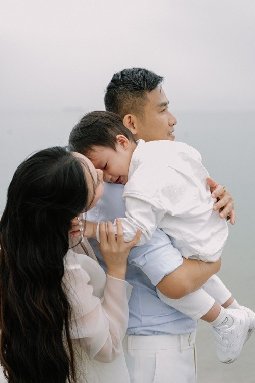 Trước đó, Hồ Quỳnh Hương đăng tải những khoảnh khắc bình yên hạnh phúc bên con trai và chồng trên biển. huong2.jpg