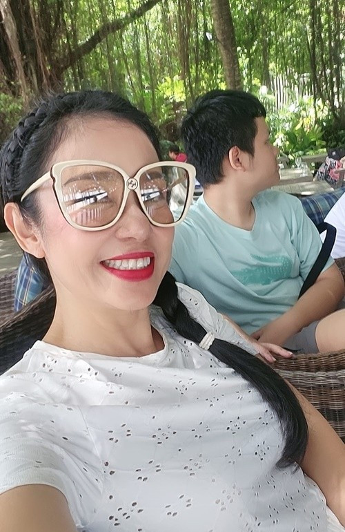 Việt Trinh khoe con trai ngoan ngoãn. “Nay con lớn rồi. Đi chơi con kéo vali xách đồ phụ mẹ. Con nói lúc con nhỏ Mẹ lo cho con Giờ con lớn lên mẹ lớn tuổi rồi để con lo phụ mẹ. Mẹ chỉ việc đi tay không và hưởng thụ nha! Con biết ơn mẹ. Mẹ cũng dạy con từ bé về lòng biết ơn. Không xây dựng lòng biết ơn thì khó thành người”, Việt Trinh cho biết. Ảnh: FB Việt Trinh. vietrinh6.jpg