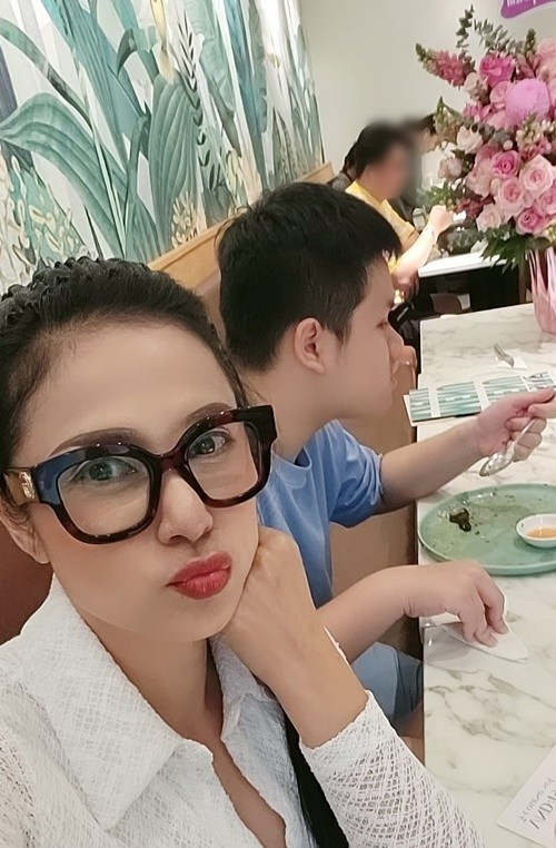 Nữ diễn viên phim Người đẹp Tây Đô làm mẹ đơn thân nhiều năm qua. Ảnh: FB Việt Trinh. vietrinh5.jpg