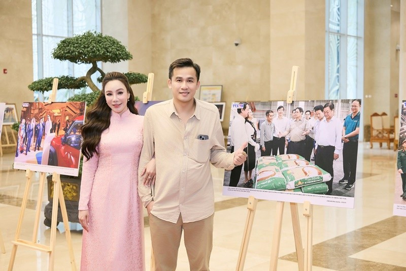 Doanh nhân Công Thành tháp tùng Hồ Quỳnh Hương tại một số sự kiện, chương trình. huong9.jpg