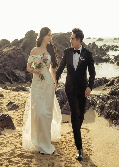 Theo Tiền Phong, Linh Lan chia sẻ, cô quen Đinh Kiến Phong từ năm 2019. Lúc Vân Quang Long qua đời, Đinh Kiến Phong đến chia buồn, động viên Linh Lan vượt qua biến cố. Sau 2 năm quen biết, cô đồng ý hẹn hò Đinh Kiến Phong. Ảnh: Người Đưa Tin. phong7.jpg