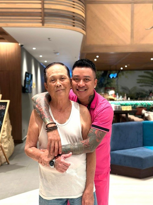 "Cuộc sống có những lúc không cần bất cứ gì ngoài sức khỏe của bố mẹ và vợ con”, Tuấn Hưng từng viết. Ảnh: FB Tuấn Hưng. hung8.jpg