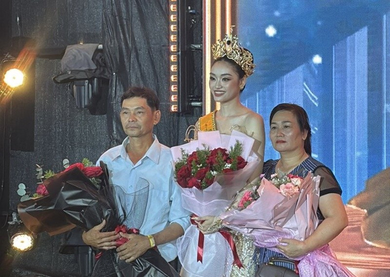 Trong đêm chung kết Miss Grand Vietnam 2025- Hoa hậu Hòa bình Việt Nam 2025, Yến Nhi chụp ảnh cùng bố mẹ sau khi đăng quang. Ảnh: Đời Sống Gia Đình. nhi1.jpg