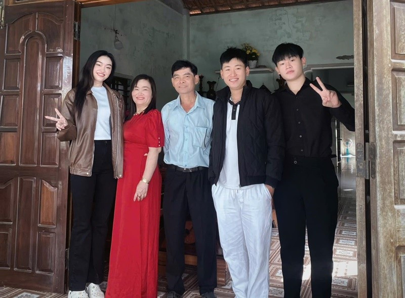 Theo Dân Việt, bố của Yến Nhi làm thợ phụ hồ, mẹ nàng hậu bán vé số hơn 20 năm trước khi theo chồng đi phụ hồ để kiếm thêm thu nhập. Ảnh: Đời Sống Gia Đình. nhi2.jpg