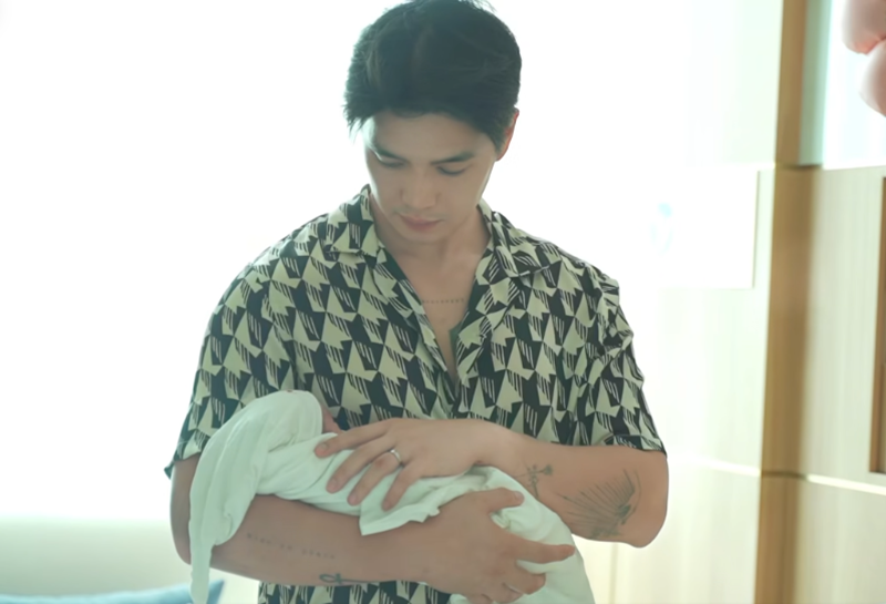 Huy Trần chăm sóc bé Gạo ngay khi cô nhóc chào đời. Ảnh: FB Ngô Thanh Vân. van8.png