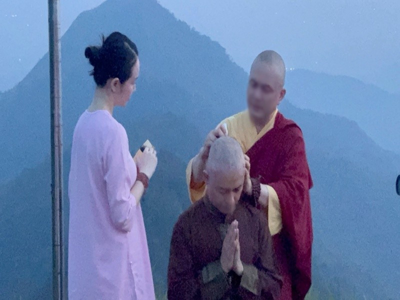 "Tóc có thể mọc lại. Nhưng tuổi mẹ thì không. Xin cho mẹ mạnh mẽ thêm mỗi ngày. Xin cho con đủ lòng an để đi tiếp vừa làm con trai hiếu nghĩa, vừa làm người đàn ông biết sống thật", Tuấn Hưng bày tỏ. Ảnh: FB Tuấn Hưng. hung2.jpg