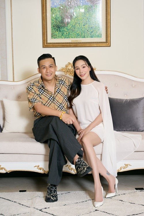 Hồ Quỳnh Hương đăng ảnh bên chồng kèm lời bài hát Phép màu: "Chẳng phải phép màu, vậy sao chúng ta gặp nhau/Một người khẽ cười, người kia cũng dịu nỗi đau". huong7.jpg