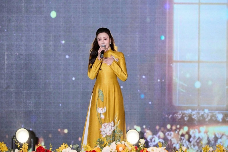 Nữ ca sĩ cho biết, trên sân khấu, cô cố gắng cháy hết mình trong khả năng có thể. huong12.jpg
