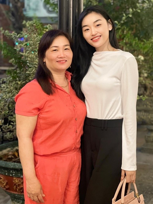 Yến Nhi chia sẻ trên Znews, mẹ cô từng phải nhập viện để phẫu thuật cắt bỏ buồng trứng trái do biến chứng, ngay vào lúc cô chuẩn bị dành dụm tiền thi Miss Grand Vietnam 2025. Ảnh: FB Yến Nhi. nhi3.jpg