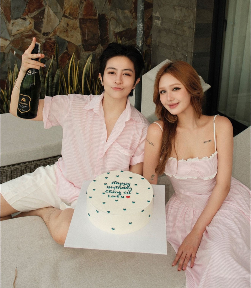 Tuy nhiên, mỗi lần xuất hiện bên Gil Lê, Xoài Non đều thể hiện sự vui vẻ, hạnh phúc. Nhiều người cho rằng, việc Gil Lê luôn âm thầm đồng hành cùng Xoài Non phần nào giúp cô nàng có thêm chỗ dựa tinh thần sau những biến động trong đời sống cá nhân. xoai-non-suc-khoe-8.jpg