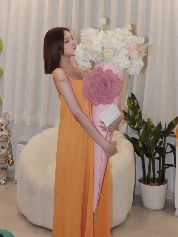 Xoài Non từng gọi Gil Lê là "phần ngọt ngào nhất cuộc đời" dịp Valentine. Từ đó, hai người thoải mái bày tỏ tình cảm với nhau trên mạng xã hội, trong các sự kiện cũng như buổi gặp gỡ gia đình. xoai-non-suc-khoe-3.jpg