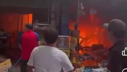 'Biển lửa' bao trùm cửa hàng đồ nhựa ở TP HCM