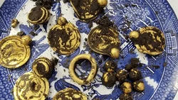 Đam mê dò kim loại, thanh niên phát hiện mỏ vàng cổ quý giá 