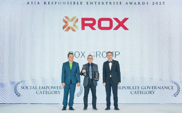 Ông Trần Xuân Quảng - Tổng Giám đốc ROX Group nhận giải thưởng tại sự kiện