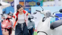 Người dùng Việt ngày càng chuộng xe máy điện: “Không chỉ tiết kiệm mà còn tiện hơn xe xăng”