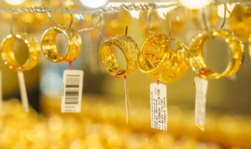 Vàng giảm 21% từ đỉnh, nhà đầu tư lỗ nặng nhưng vẫn kỳ vọng 10.000 USD