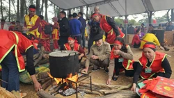 Sôi nổi thi bánh chưng, bánh giầy Lễ hội Xuân Côn Sơn - Kiếp Bạc 2026