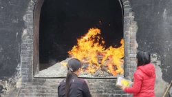 Còn đi lễ với tâm thế “mặc cả” với thần linh còn biến tướng, lệch chuẩn?