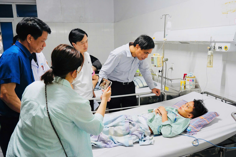 Thăm hỏi các nạn nhân trong vụ lật tàu - Ảnh Sở Y tế cung cấp qn-4.jpg