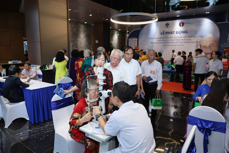 Thăm khám sức khỏe cho người cao tuổi lao-mat-1.jpg