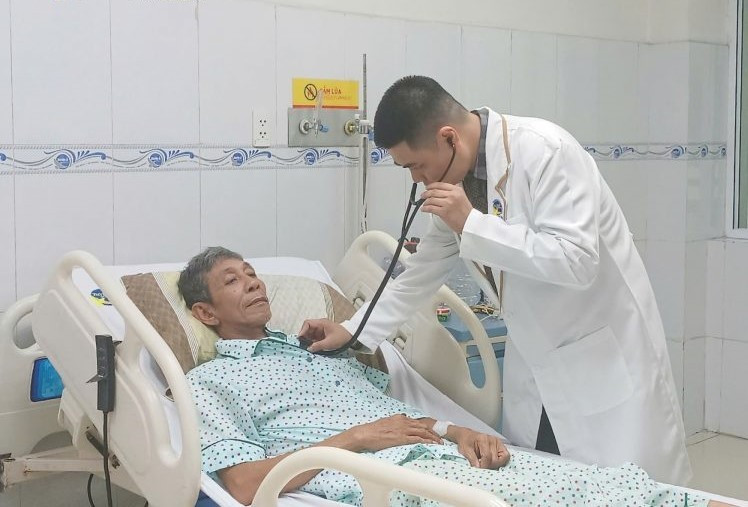 Hình ảnh bác sĩ thăm khám cho bệnh nhân - Ảnh BVCC ken-khi-phoi-2.jpg