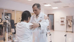 Phép màu y học giữa đời thường: Bác sĩ Vinmec “hồi sinh” đôi chân cho bé gái liệt hoàn toàn